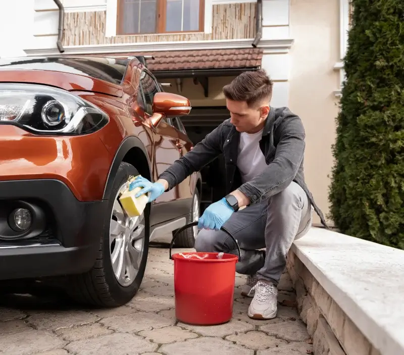 Lavage auto à domicile Saint-Laurent-de-Cognac : professionnel intervenant sur un véhicule